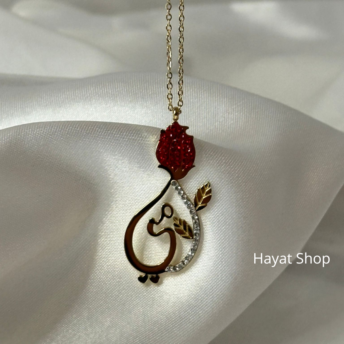 Collana a forma di rosa con la scritta "madre" in arabo