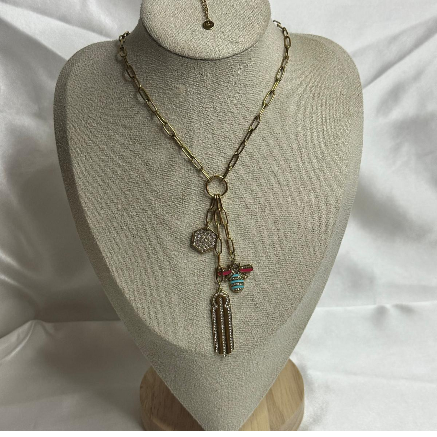 Collana lunga con api e bab mansour in acciaio inossidabile