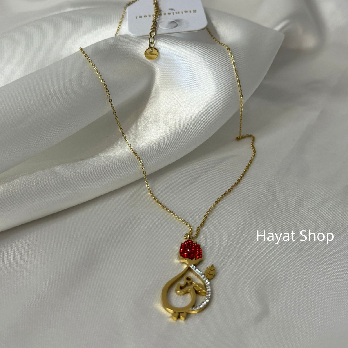 Collana a forma di rosa con la scritta "madre" in arabo