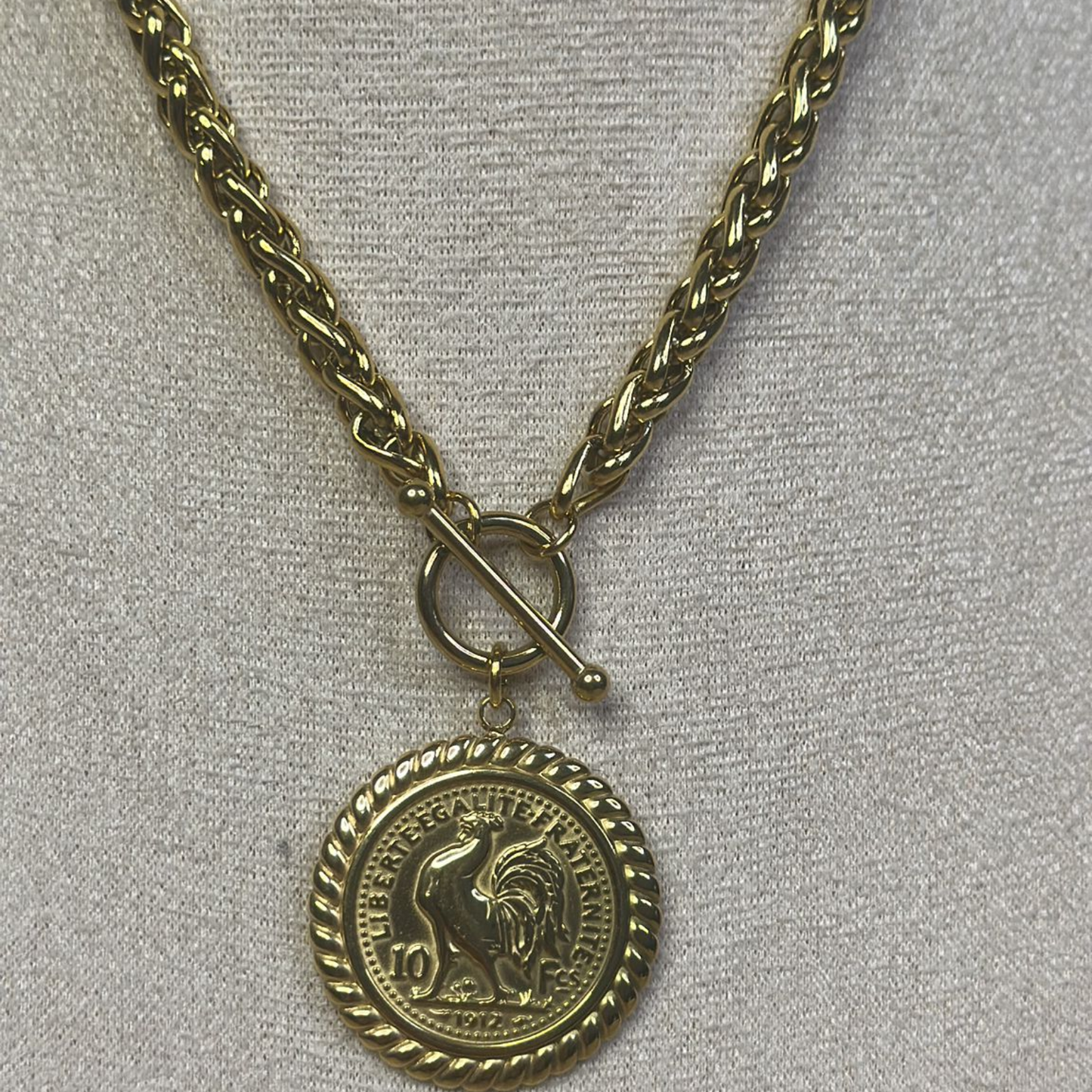 Collana rotonda con gallo in acciaio inox